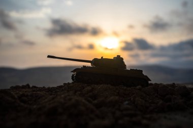 Savaş kavramı. Askeri savaş sis gökyüzü arka plan, Dünya Savaşı askerler siluetleri aşağıda bulutlu manzarası gün batımında dövüş sahnesinde siluetleri. Saldırı sahne. Zırhlı araçlar. tank içinde hareket