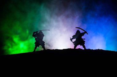 Düelloda iki samurais silüeti. İki samurais ve günbatımı gökyüzü ile hayal et. Seçici odak