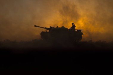 Savaş kavramı. Askeri mücadele sahne siluetleri. Dünya Savaşı Alman tank ve asker siluetleri gün batımında. Saldırı sahne. Zırhlı araçlar. Savaş tankları