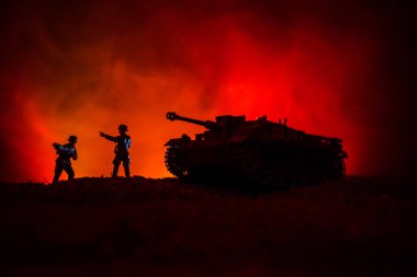 Savaş Konsepti. Savaş sisli gökyüzü arka planında askeri siluetler gece vakti Bulutlu Gökyüzünün altında Alman Tankları siluetleri. Saldırı sahnesi. Zırhlı araçlar. Tanklar savaşıyor