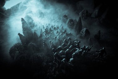 Savaş kavramı. Askeri siluetleri sahne üzerinde savaş sis sky mücadele arka plan, Dünya Savaşı askerler siluetleri bulutlu manzarası, gece aşağıda. Saldırı sahne. Zırhlı araçlar. Seçici odak. Dekorasyon