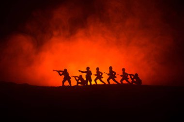 Savaş Konsepti. Savaş sisli gökyüzü arka planında askeri siluetler gece vakti Bulutlu Gökyüzünün altında Alman Tankları siluetleri. Saldırı sahnesi. Zırhlı araçlar. Tanklar savaşıyor