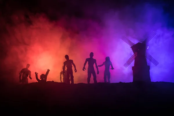 Siluetas Multitud Zombies Hambrientos Viejo Molino Viento Colina Contra Oscuro — Foto de Stock