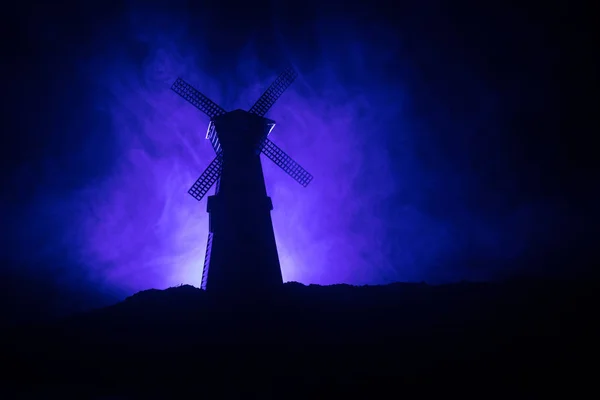 Silhouette Mulino Vento Piedi Sulla Collina Contro Cielo Notturno Decorazione — Foto Stock