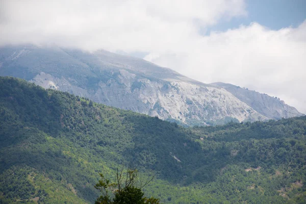 Majestatyczny Krajobraz Gór Lasu Kaukazie Lecie Dramatyczne Niebo Chmurami Azerbejdżan — Zdjęcie stockowe