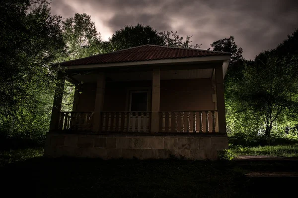 Montanha Noite Paisagem Construção Floresta Noite Com Lua Vintage Casa — Fotografia de Stock