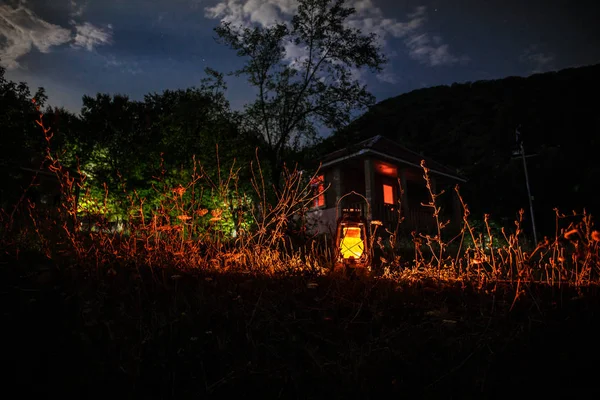 Concepto Halloween Horror Quema Vieja Lámpara Aceite Bosque Por Noche — Foto de Stock