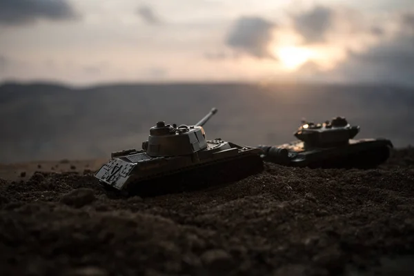 戦争の概念 軍隊は戦争の霧空の背景 夕暮れ時の曇りスカイライン次世界大戦兵士のシルエットに戦闘シーンをシルエットします 攻撃シーン 装甲車両 タンク内のアクション — ストック写真