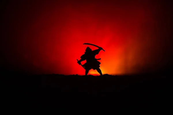 Боец Мечом Силуэт Неба Ниндзя Самурай Вершине Горы Темным Туманным — стоковое фото