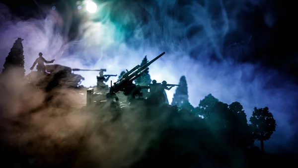 Concepto Guerra Siluetas Militares Peleando Escena Fondo Del Cielo Niebla — Foto de Stock