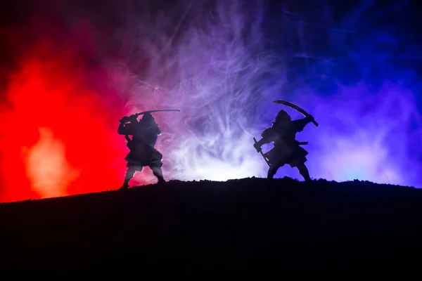 Silhueta Dois Samurais Duelo Imagem Com Dois Samurais Céu Pôr — Fotografia de Stock