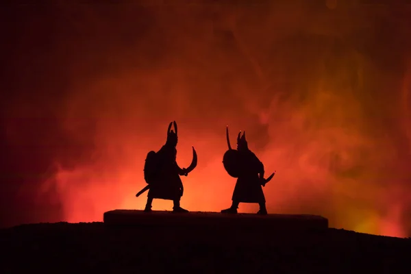 Силуэт Двух Средневековых Воинов Дуэли Фото Двумя Истребителями Мечом Темном — стоковое фото