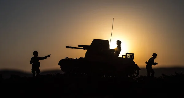 戦争の概念 軍隊は 戦闘シーンをシルエットします 夕暮れの世界大戦ドイツ戦車と兵士のシルエット 攻撃シーン 装甲車両 タンクは戦う — ストック写真