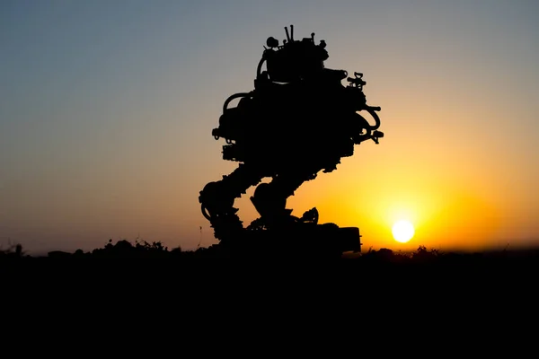 Silhueta Robô Gigante Tanque Futurista Acção Pôr Sol Veículo Combate — Fotografia de Stock