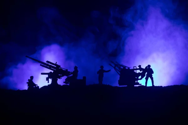 Eine Flugabwehrkanone Und Militärische Silhouetten Kampfszene Auf Kriegsnebel Himmel Hintergrund — Stockfoto