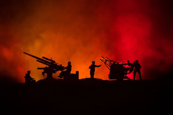 防空大炮和军事剪影战斗场面在战争雾天空背景下 世界大战战士剪影在多云天际之下在晚上 — 图库照片