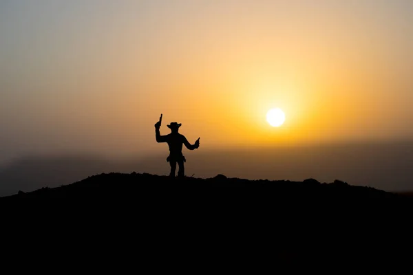 Concepto Vaquero Silueta Vaquero Atardecer Una Silueta Vaquero Una Montaña — Foto de Stock