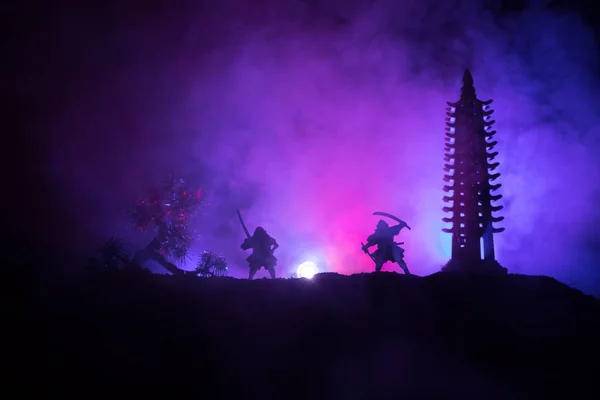 武士の戦いの概念 木や古い寺院の近くの決闘で武士のシルエット 暗いトーン霧の背景とテーブルの装飾 選択的焦点 — ストック写真