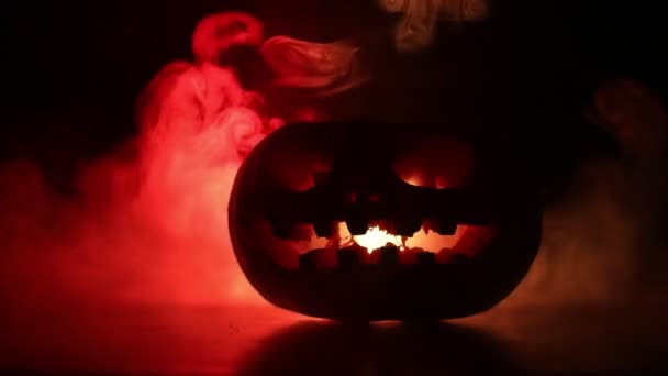 Schuifregelaar Geschoten Enge Halloween Pompoen Met Gebeeldhouwde Ogen Een Glimlach — Stockvideo