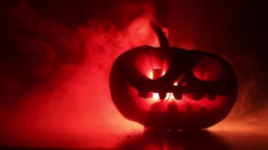 Kaymak vurdu. Korkunç Halloween kabak oyma gözleri ve yangın ve sis karanlık bir arka plan üzerinde mum içinde yanma ile bir gülümseme ile. Boş alanı. Seçici odak