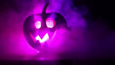 Kaymak vurdu. Korkunç Halloween kabak oyma gözleri ve yangın ve sis karanlık bir arka plan üzerinde mum içinde yanma ile bir gülümseme ile. Boş alanı. Seçici odak