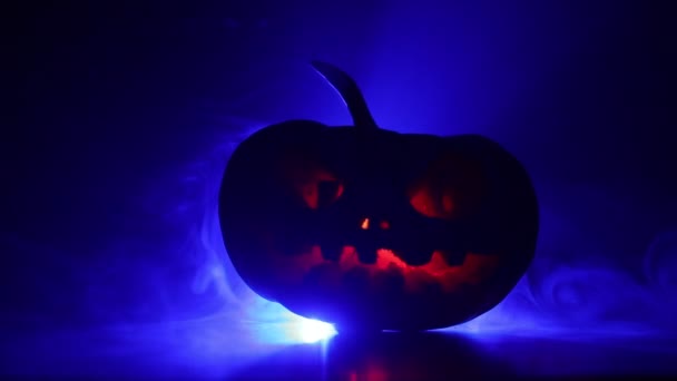 Schuifregelaar Geschoten Enge Halloween Pompoen Met Gebeeldhouwde Ogen Een Glimlach — Stockvideo