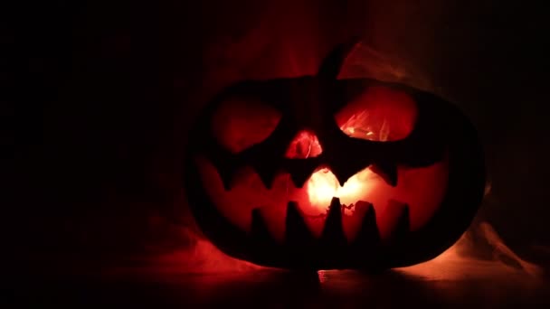 Schuifregelaar Geschoten Enge Halloween Pompoen Met Gebeeldhouwde Ogen Een Glimlach — Stockvideo