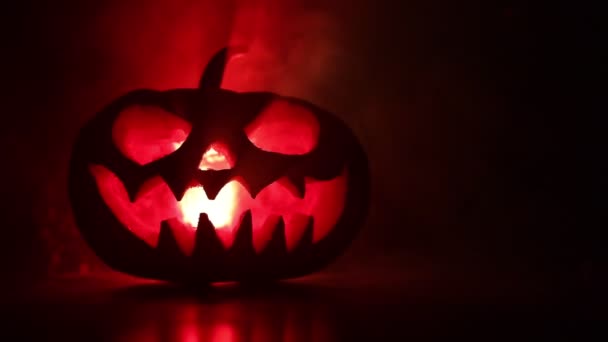 Kaymak Vurdu Korkunç Halloween Kabak Oyma Gözleri Yangın Sis Karanlık — Stok video
