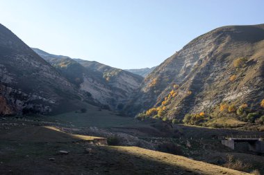 Dağlar ve çayır görkemli manzara. Dağ yolundan Bisiklete binme. Puslu dağ yolu yüksek dağlarda... Dağ yolu ile bulutlu gökyüzü. Azerbaycan doğa