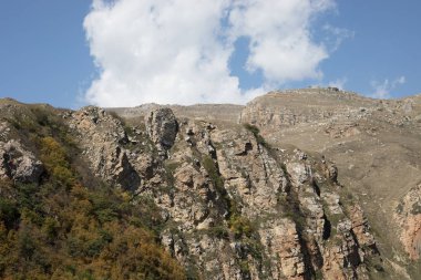 Dağ yolundan Bisiklete binme. Puslu dağ yolu yüksek dağlarda... Dağ yolu ile bulutlu gökyüzü