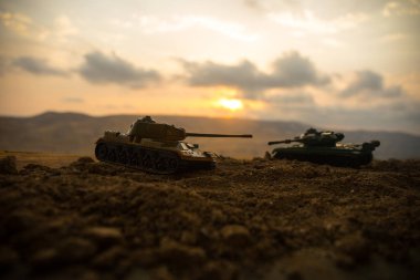 Savaş kavramı. Askeri savaş sis gökyüzü arka plan, Dünya Savaşı askerler siluetleri aşağıda bulutlu manzarası gün batımında dövüş sahnesinde siluetleri. Saldırı sahne. Zırhlı araçlar. tank içinde hareket