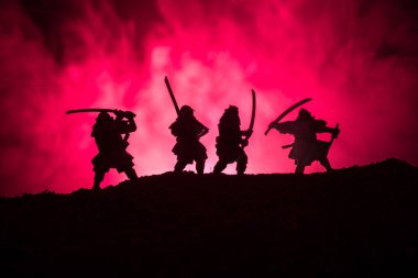 Samurais kılıçlı silüeti. Dört samurais ve günbatımı gökyüzü ile hayal et. Seçici odak