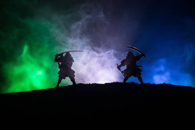 Düelloda iki samurais silüeti. İki samurais ve günbatımı gökyüzü ile hayal et. Seçici odak