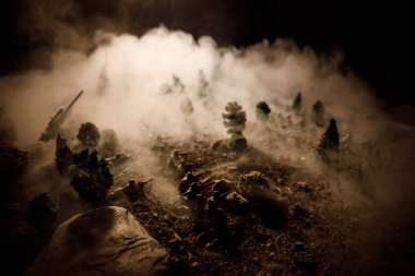 Savaş kavramı. Askeri siluetleri sahne üzerinde savaş sis sky mücadele arka plan, Dünya Savaşı askerler siluetleri bulutlu manzarası, gece aşağıda. Saldırı sahne. Zırhlı araçlar. Seçici odak. Dekorasyon