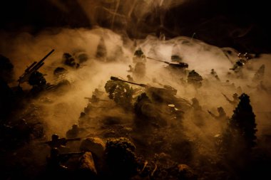 Savaş kavramı. Askeri siluetleri sahne üzerinde savaş sis sky mücadele arka plan, Dünya Savaşı askerler siluetleri bulutlu manzarası, gece aşağıda. Saldırı sahne. Zırhlı araçlar. Seçici odak. Dekorasyon