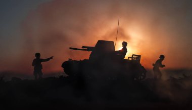Savaş kavramı. Askeri mücadele sahne siluetleri. Dünya Savaşı Alman tank ve asker siluetleri gün batımında. Saldırı sahne. Zırhlı araçlar. Savaş tankları