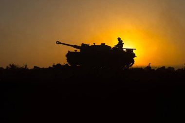 Savaş kavramı. Askeri mücadele sahne siluetleri. Dünya Savaşı Alman tank ve asker siluetleri gün batımında. Saldırı sahne. Zırhlı araçlar. Savaş tankları