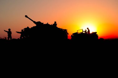 Savaş kavramı. Askeri mücadele sahne siluetleri. Dünya Savaşı Alman tank ve asker siluetleri gün batımında. Saldırı sahne. Zırhlı araçlar. Savaş tankları