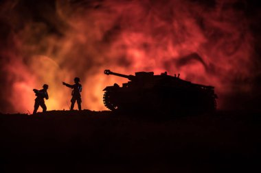 Savaş Konsepti. Savaş sisli gökyüzü arka planında askeri siluetler gece vakti Bulutlu Gökyüzünün altında Alman Tankları siluetleri. Saldırı sahnesi. Zırhlı araçlar. Tanklar savaşıyor