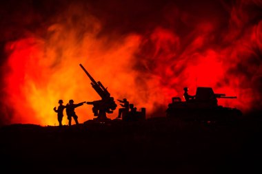 Savaş Konsepti. Savaş sisli gökyüzü arka planında askeri siluetler gece vakti Bulutlu Gökyüzünün altında Alman Tankları siluetleri. Saldırı sahnesi. Zırhlı araçlar. Tanklar savaşıyor