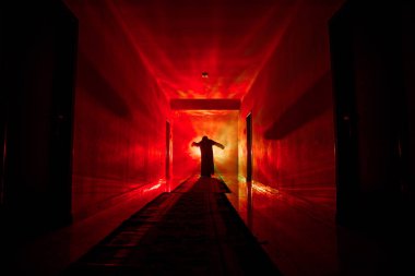 Ürpertici siluet koyu terk edilmiş binada. Manyak genel kavram ya da kabine kapılar ile karanlık koridor ve ışıkları ile farklı pozlar duran korkunç korku kişi silueti ile ilgili korku.