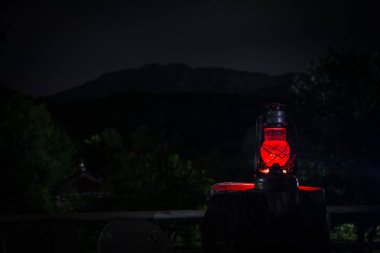 Korku Cadılar Bayramı kavramı. Ormandaki yaşlı kandil geceleri yanan. Gece bir kabus sahne toplayan. Seçici odak.