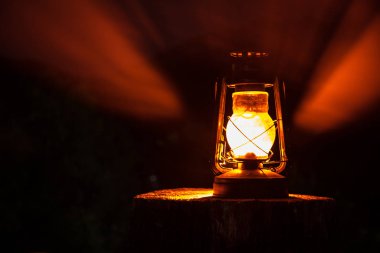 Korku Cadılar Bayramı kavramı. Ormandaki yaşlı kandil geceleri yanan. Gece bir kabus sahne toplayan. Seçici odak.