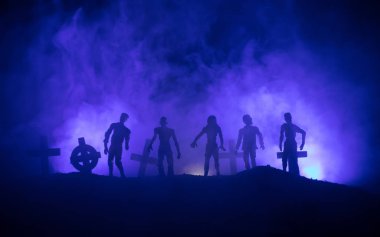 Zombi mezarlığı ölü ağaçlar, moon, kilise ve ürkütücü bulutlu gökyüzü sis, korku Halloween kavramı ile korkunç görünümü. Tonda