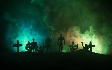 Zombi mezarlığı ölü ağaçlar, moon, kilise ve ürkütücü bulutlu gökyüzü sis, korku Halloween kavramı ile korkunç görünümü. Tonda