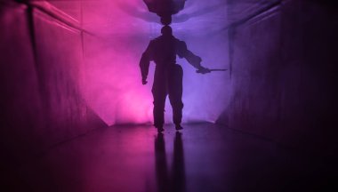 Ürpertici siluet koyu terk edilmiş binada. Manyak genel kavram ya da kabine kapılar ile karanlık koridor ve ışıkları ile farklı pozlar duran korkunç korku kişi silueti ile ilgili korku.