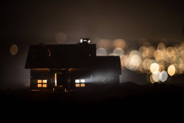 Küçük dekoratif house, güzel Festival natürmort, gece, gece şehir gerçek bokeh arka plan, mutlu kış tatil tatlı küçük evde. Seçici odak
