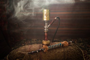 Nargile kömürü nargile kupa Arap iç de buhar bulutları yapma. Şark süsleme halı üzerinde. Şık oryantal shisha aydınlatmalı. Shisha reklam için. Seçici odak