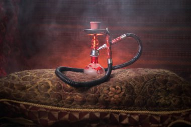 Nargile kömürü nargile kupa Arap iç de buhar bulutları yapma. Şark süsleme halı üzerinde. Şık oryantal shisha aydınlatmalı. Shisha reklam için. Seçici odak