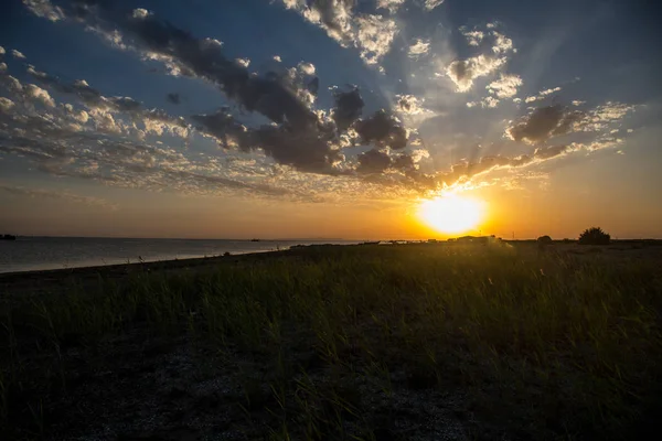 Prachtig Uitzicht Het Landschap Van Heldere Zee Met Bewolkte Hemel — Stockfoto